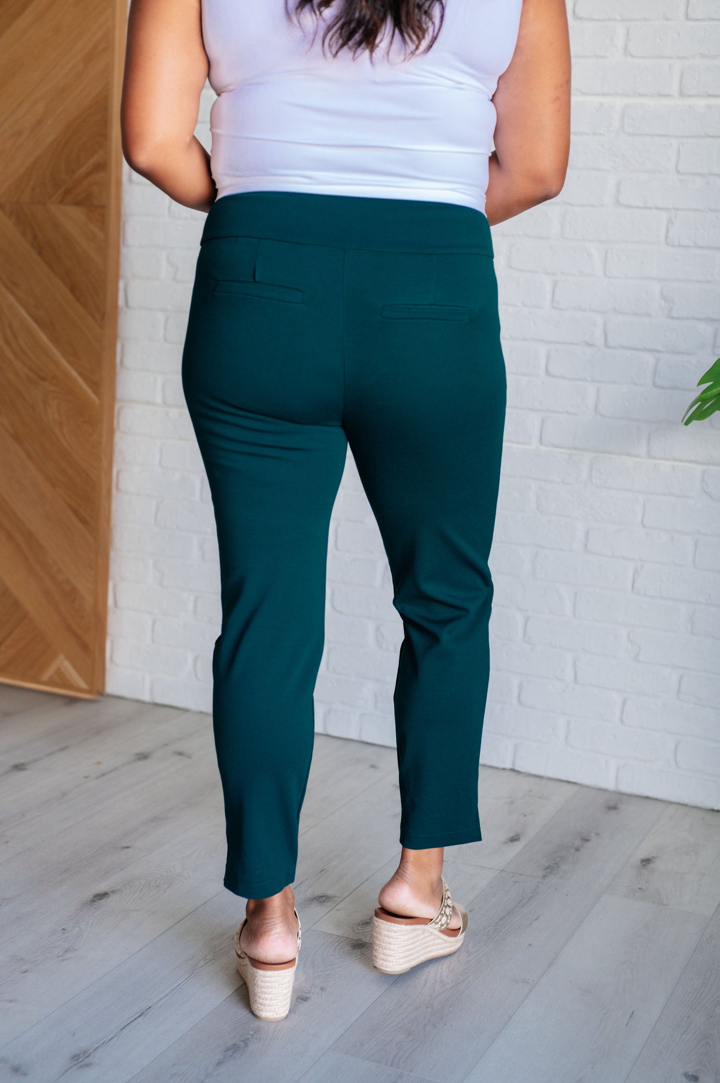 Dear Scarlett Magic Ankle Crop Skinny Pants in Hunter Green