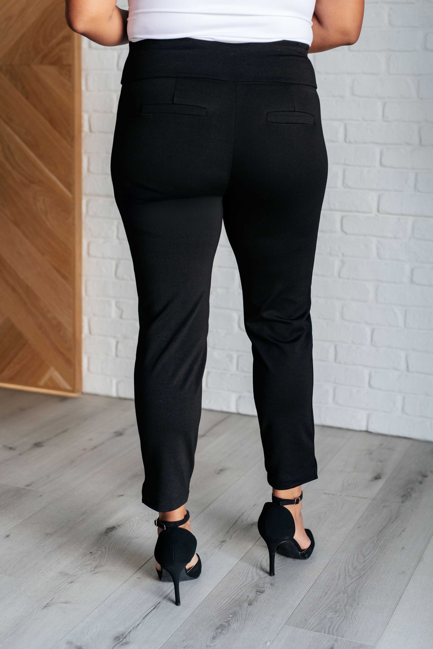 Dear Scarlett Magic Ankle Crop Skinny Pants in Black